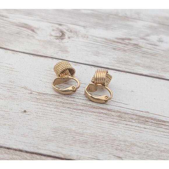 Vintage Avon Clip On Earrings - Pretty Gold Tone Interlocking Design 3/8" - Picture 4 of 7